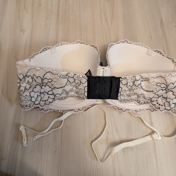 Victoria's Secret Cream and Black Lace Bra - Picture 2 of 3